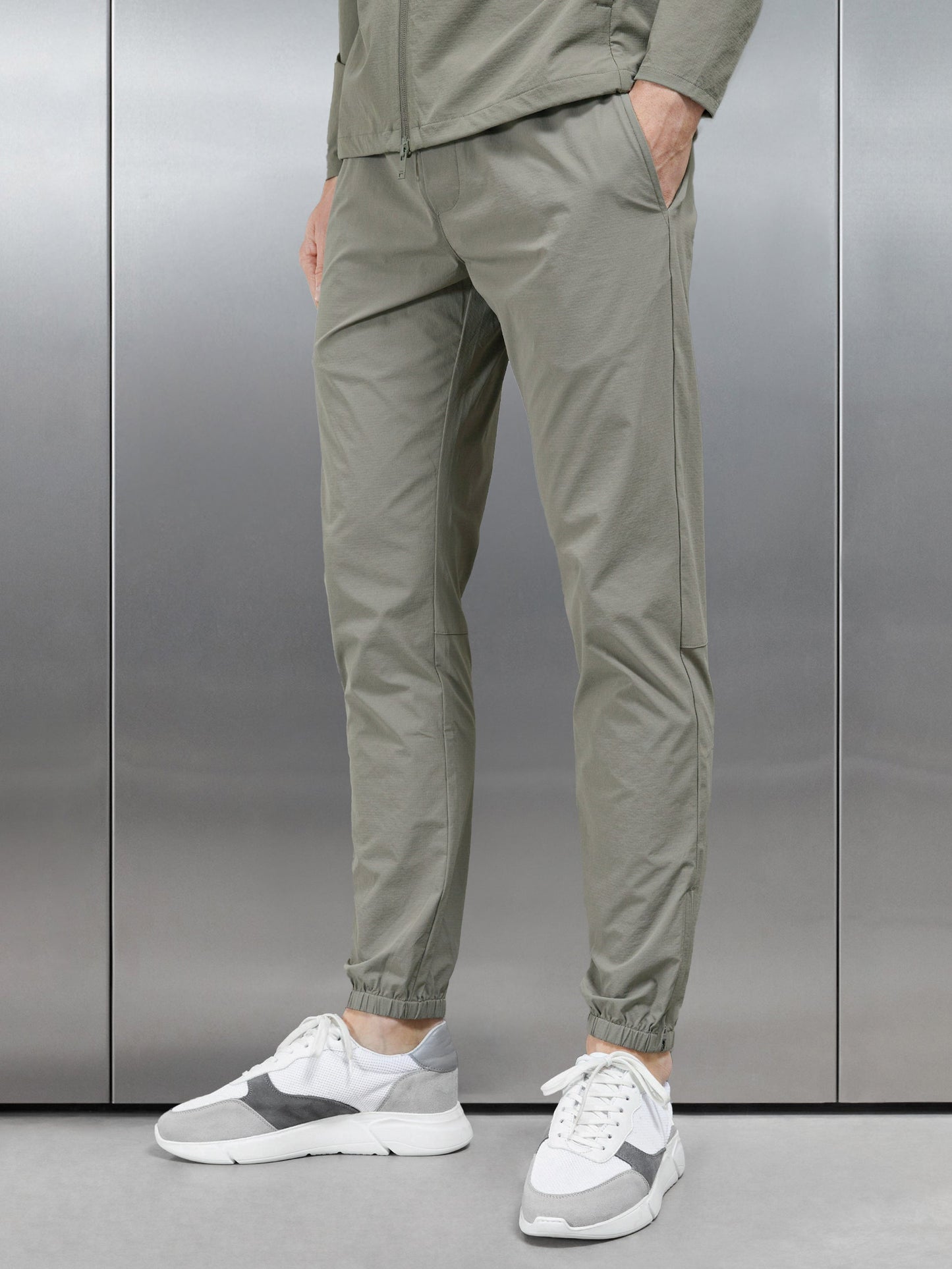 Active Technical Cuffed Trackpant in Olive